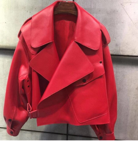 Rood lederen damesjasje, stijlvol en comfortabel. Elegante Chaqueta™️ damesmode, perfecte bovenkleding.