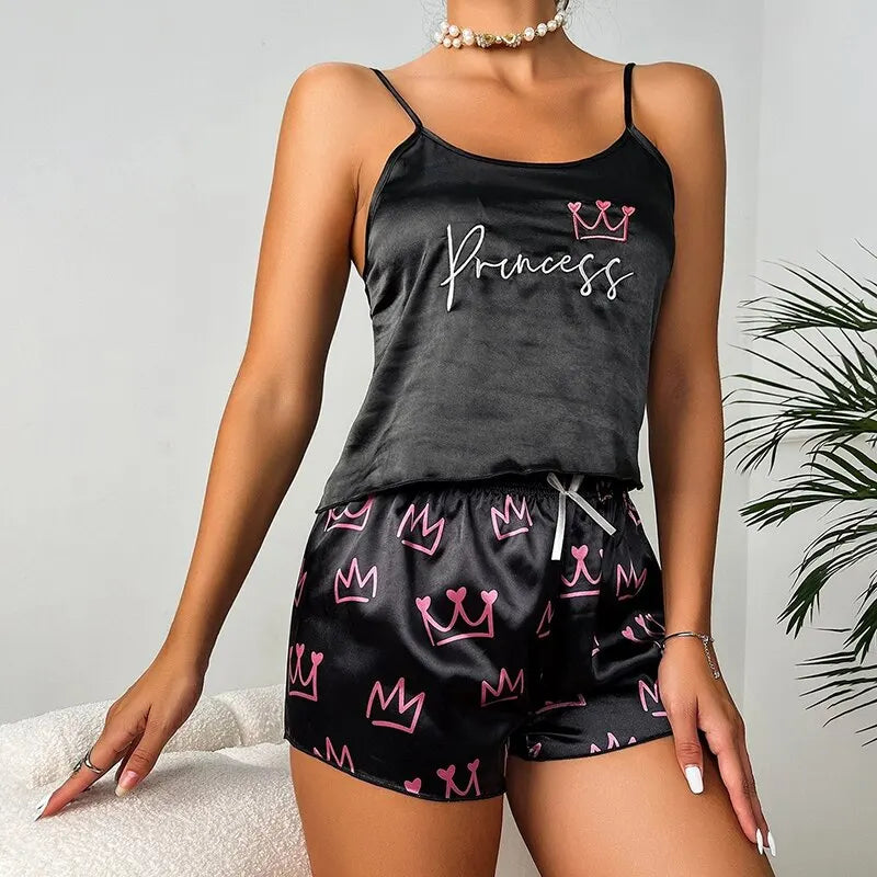 Stijlvolle dames pyjamaset van zacht satijn, bestaande uit een topje en shorts; ideaal voor warme zomeravonden.