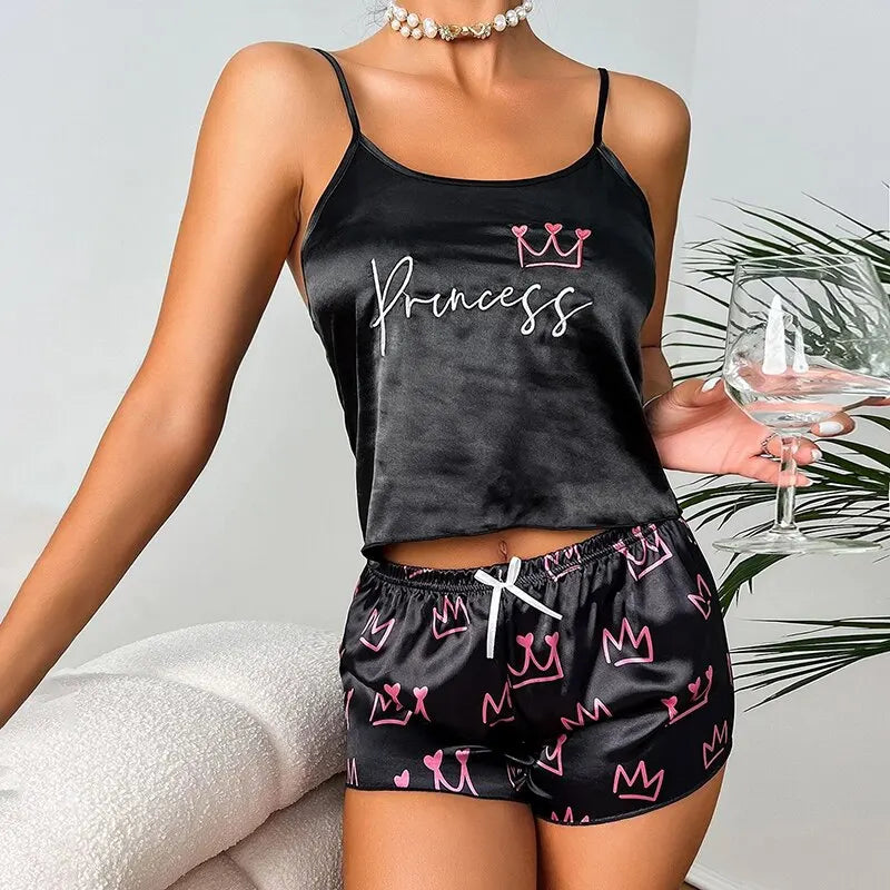 Alina dames satijnen slaapset: elegant tweedelig pyjama met comfortabele top en shorts voor ontspanning thuis.
