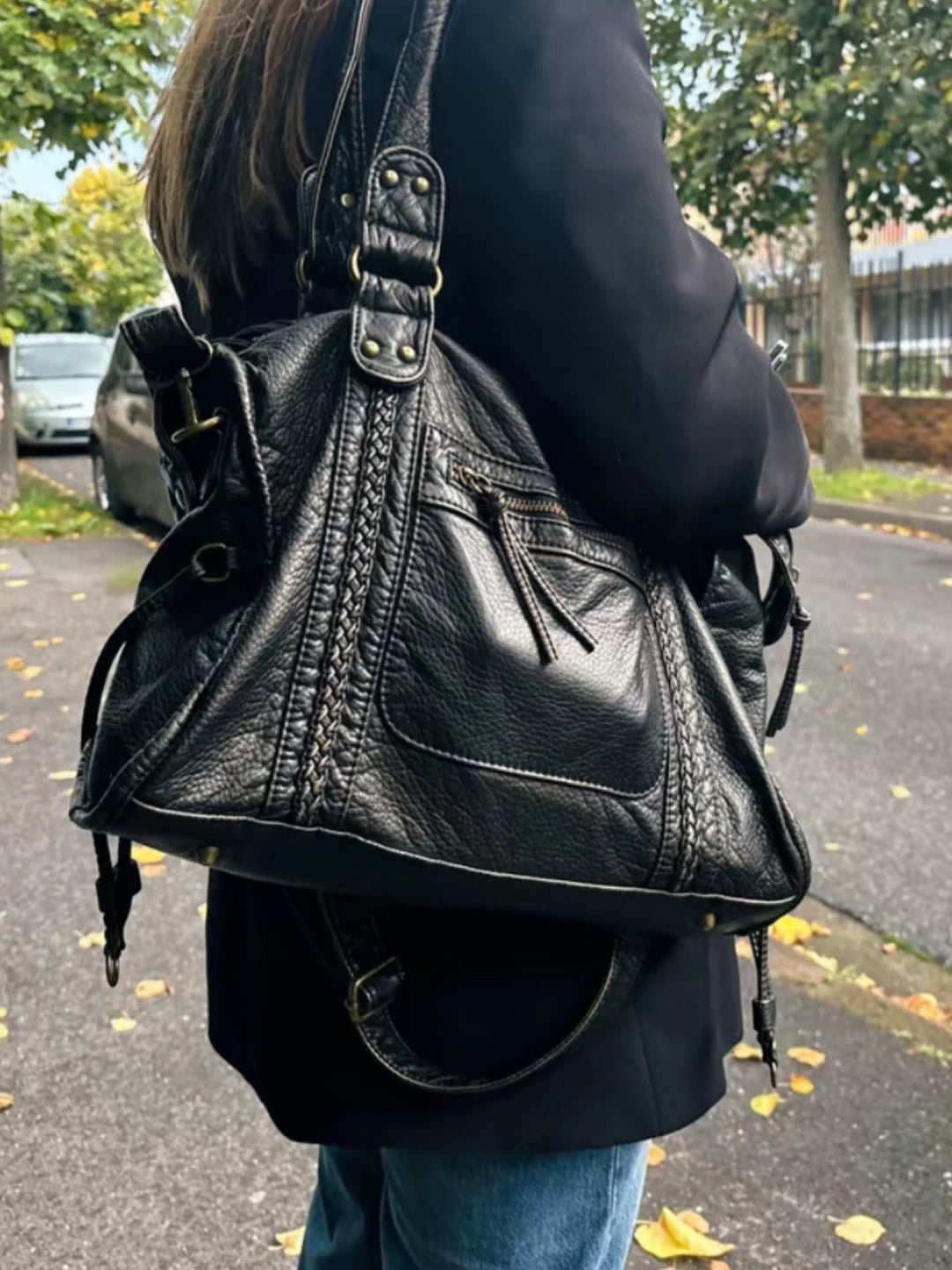 Stijlvolle zwarte damesschoudertas in veganistisch leer, een modieus en praktisch accessoire voor overdag.