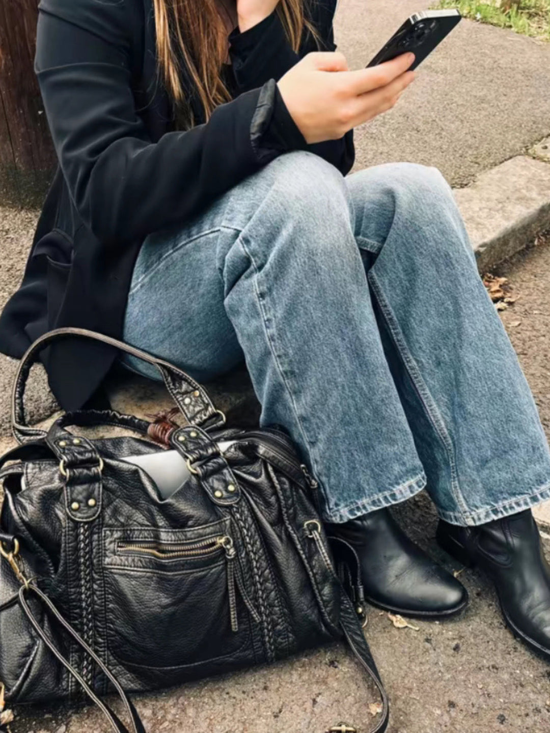 Elegante zwarte schoudertas van veganistisch leer voor dames; een praktisch en stijlvol accessoire voor dagelijks gebruik.