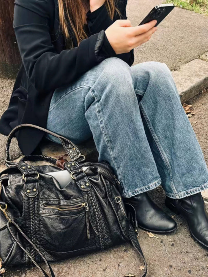 Elegante zwarte schoudertas van veganistisch leer voor dames; een praktisch en stijlvol accessoire voor dagelijks gebruik.