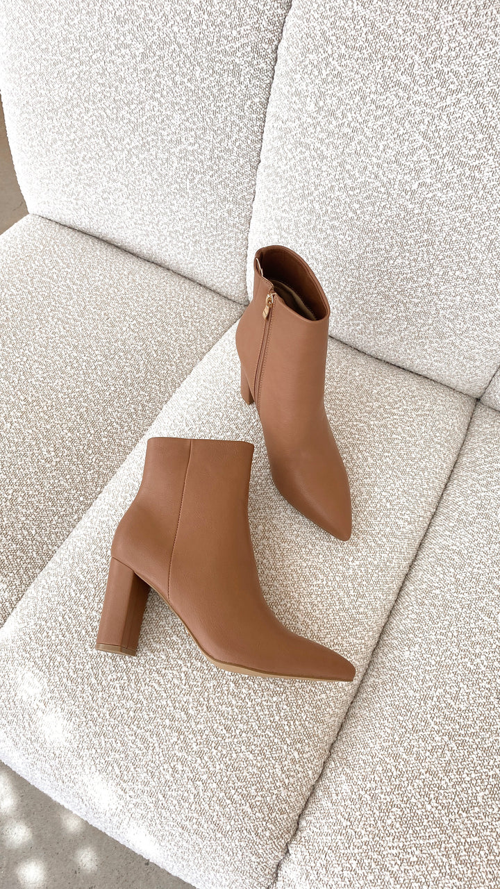 Dames Elonette enkellaarsjes met trendy blokhak & puntige neus. Casual laarzen, comfortabel en modieus.