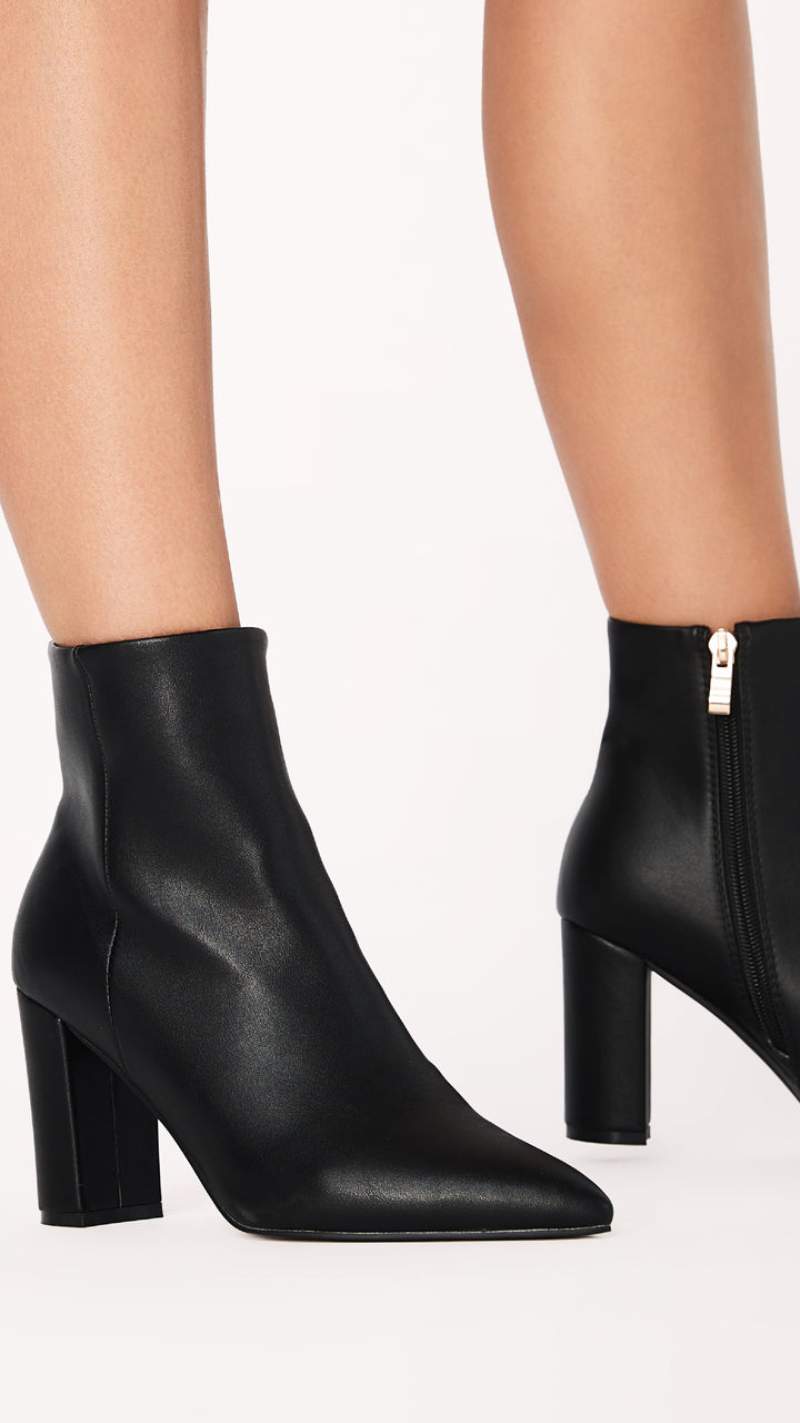 Zwarte Elonette casual enkellaarsjes met comfortabele blokhak. Trendy schoenen voor dames, dagelijks gebruik.