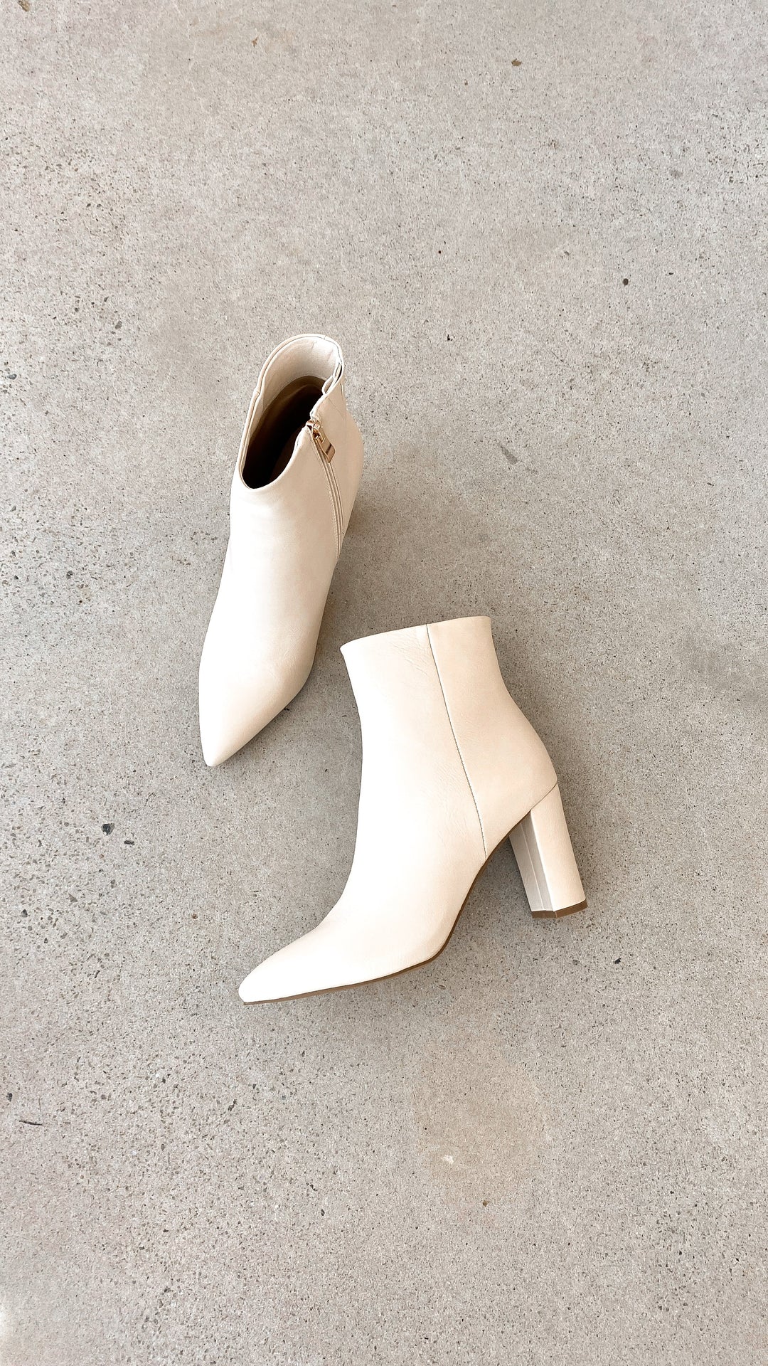 Dames Elonette enkellaarsjes. Casual stijl, puntige neus, comfortabele blokhak & synthetisch materiaal.