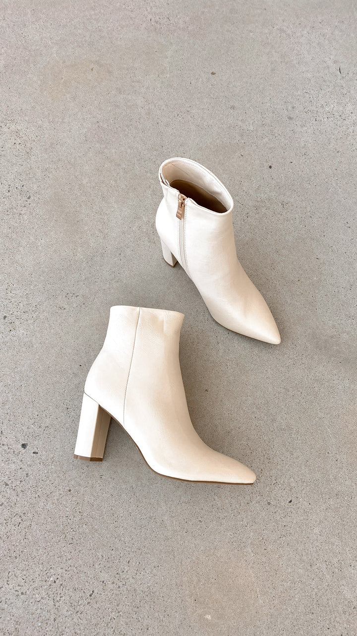 Elonette modieuze dames enkellaarsjes. Perfect casual, comfortabele blokhak & puntige neus. Trendy schoenen.