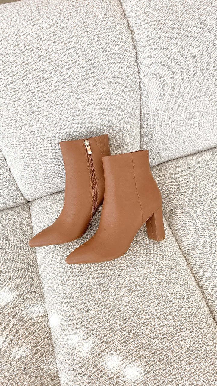 Witte modieuze Elonette enkellaarsjes voor dames. Comfortabele blokhak & puntige neus voor een frisse look.