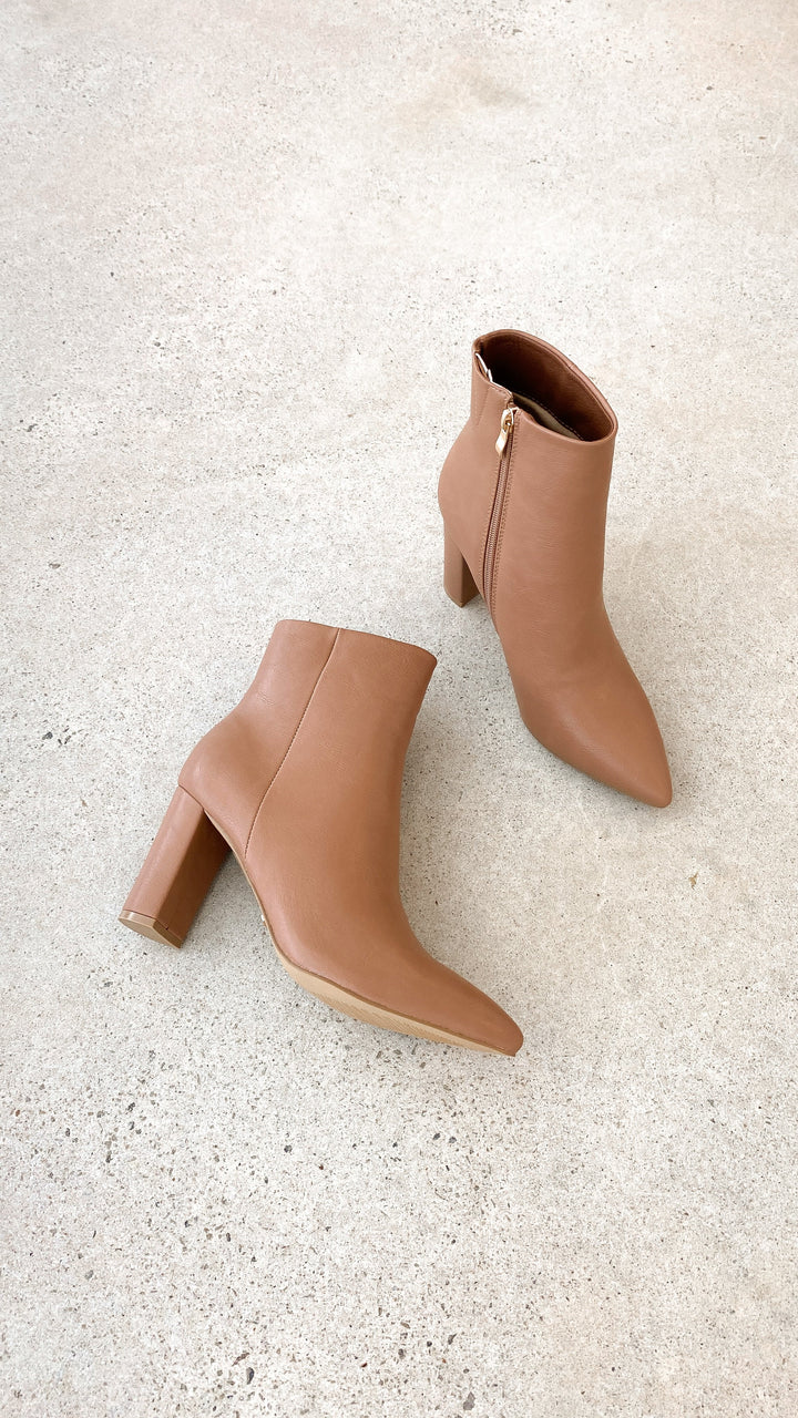 Trendy Elonette dames enkellaarsjes met moderne blokhak & puntige neus. Perfect voor een casual chique look.
