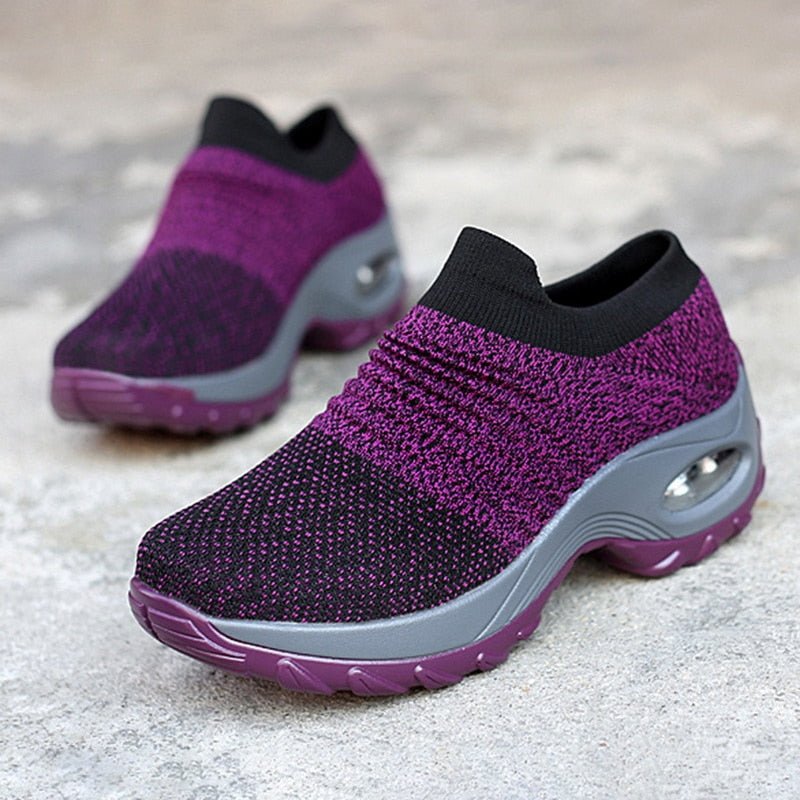 Close-up: ademende Dames Emmie sneakers met orthopedische zool. Focus op stoftextuur en kwaliteit.