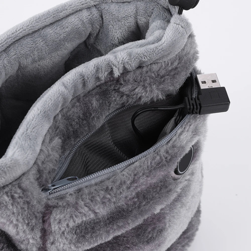 Close-up van de elektrische USB verwarmde pantoffels WarmFeet. Zacht pluche voor ultiem comfort in huis.