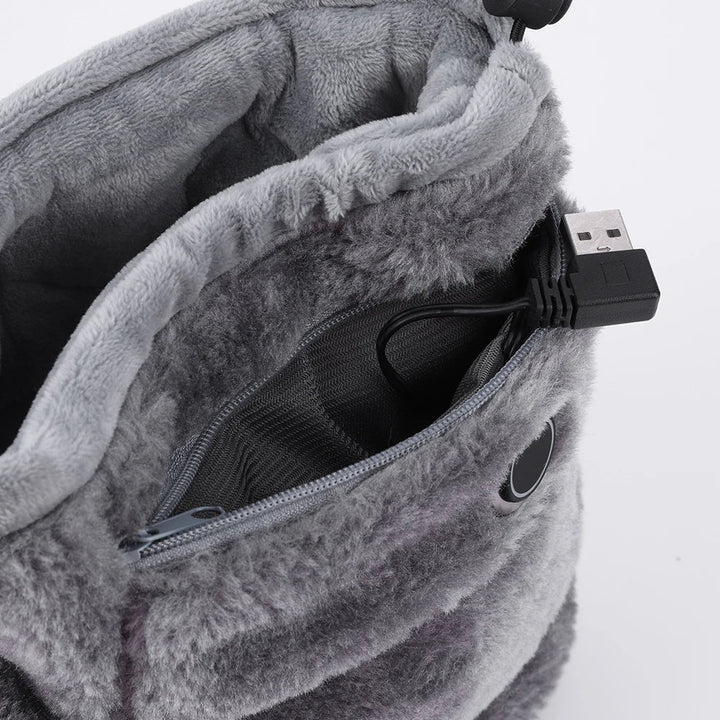 Close-up van de elektrische USB verwarmde pantoffels WarmFeet. Zacht pluche voor ultiem comfort in huis.