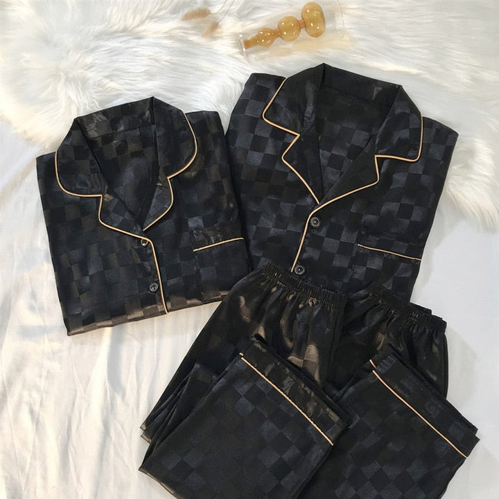 Ademende SleepyPyjama™ voor dames en heren, zacht en comfortabel als nachtkleding en loungewear.