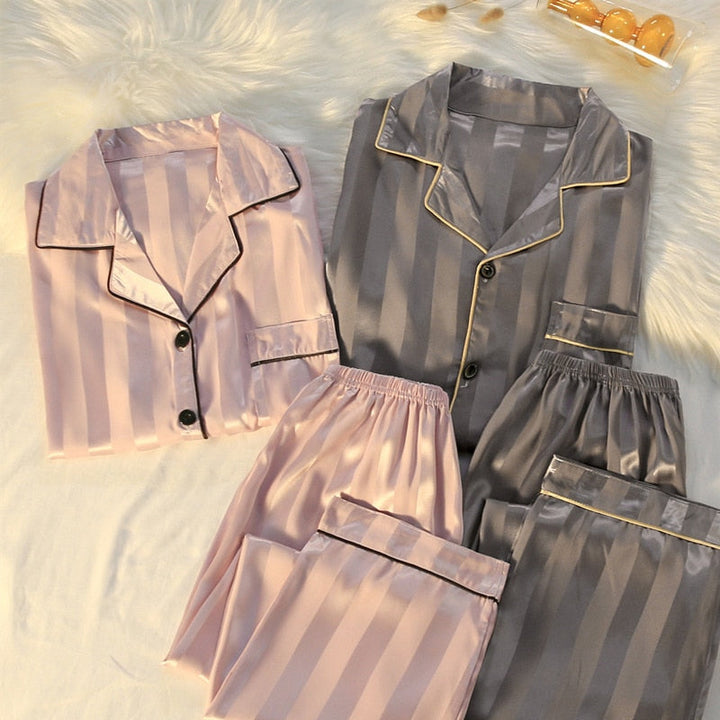 Hoogwaardige SleepyPyjama™ voor dames en heren, zacht en duurzaam slaapcomfort.