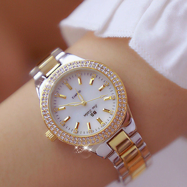 Dames Esmée quartzhorloge van glanzend roestvrij staal. Tweekleurig zilver/goud design, elegant modeaccessoire.