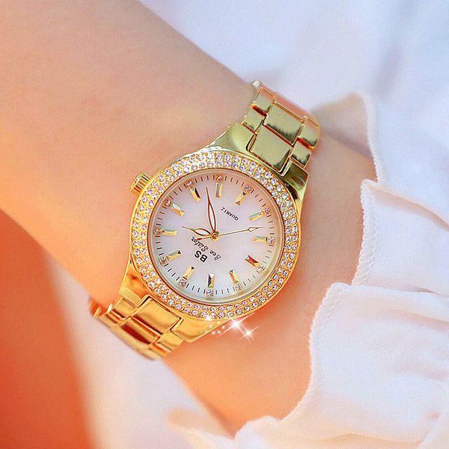 Glanzend tweekleurig dames quartzhorloge van roestvrij staal. Waterbestendig elegant Esmée modeaccessoire.