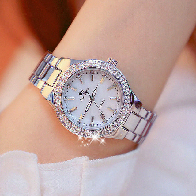 Elegant dames quartzhorloge met glanzende afwerking. Roestvrijstalen zilver/gouden band, perfect modeaccessoire.
