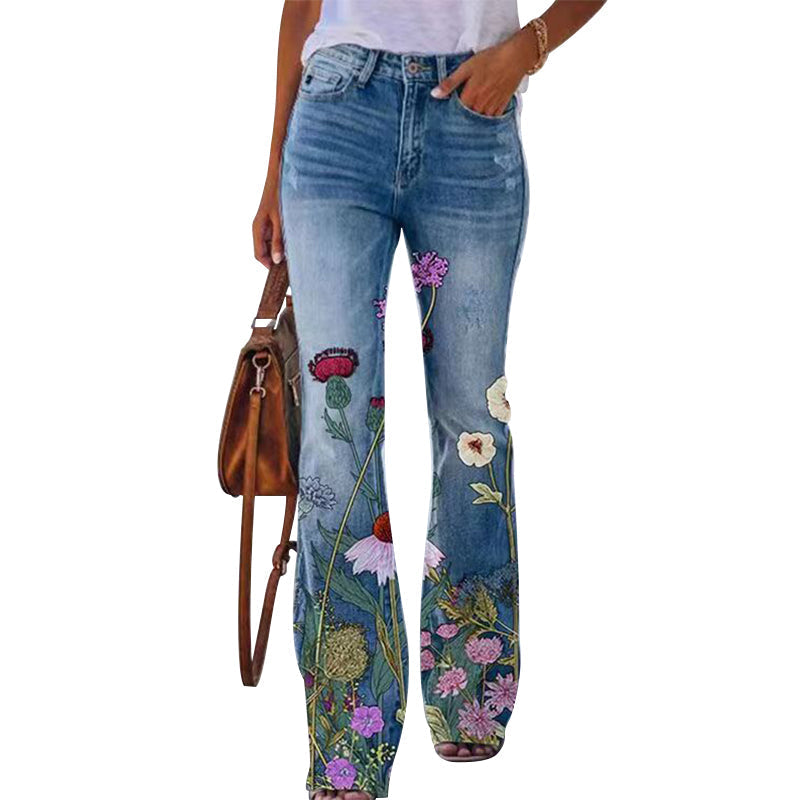 Volledig beeld van de uitlopende pijpen van de dames flare jeans, hoge taille en 4 knopen. Trendy dameskleding.