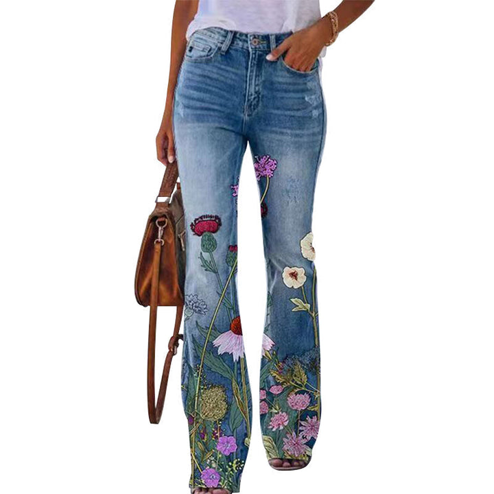 Volledig beeld van de uitlopende pijpen van de dames flare jeans, hoge taille en 4 knopen. Trendy dameskleding.