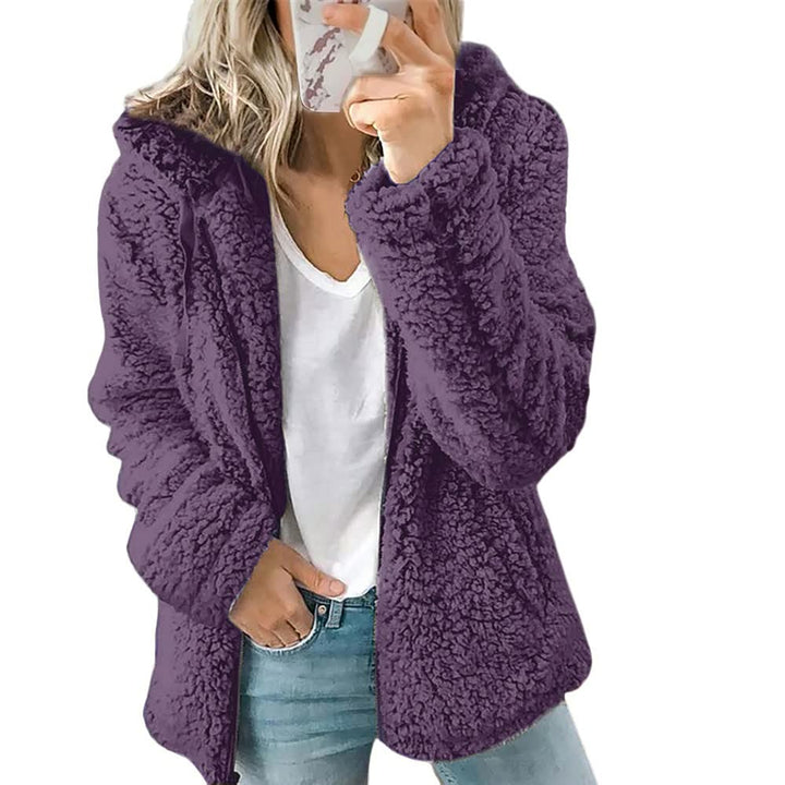 Warme FluffyCoat™ damesjas met praktische capuchon, combineert stijl met dagelijks comfort.