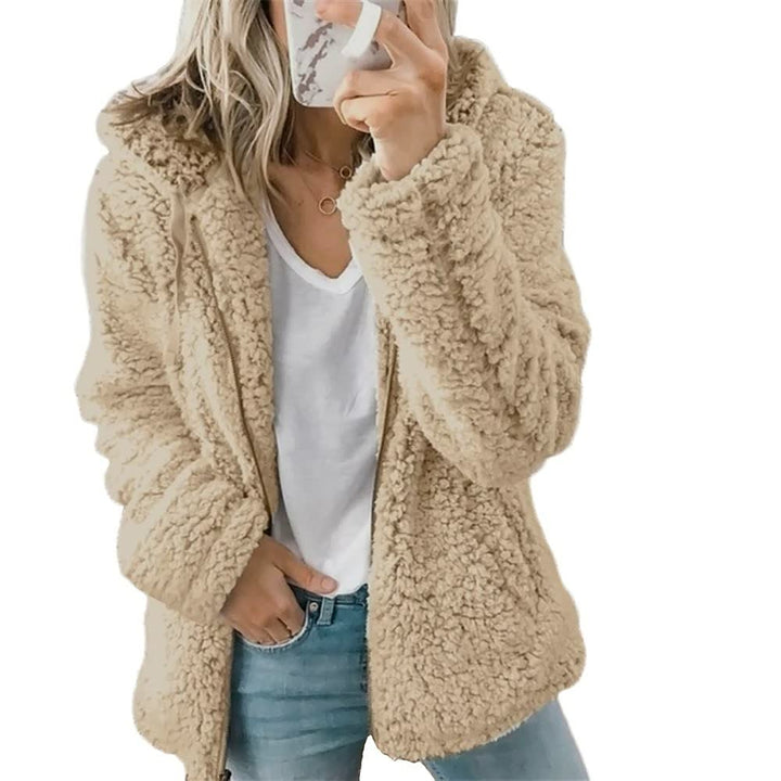 Modieuze FluffyCoat™ damesjas met capuchon, verkrijgbaar in grote maten voor een perfecte pasvorm.