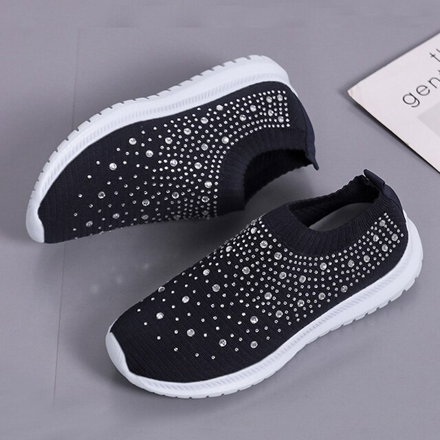 Gedetailleerde weergave van FreshSneaks™ dames sneakers met trendy vetersluiting en ademend design.