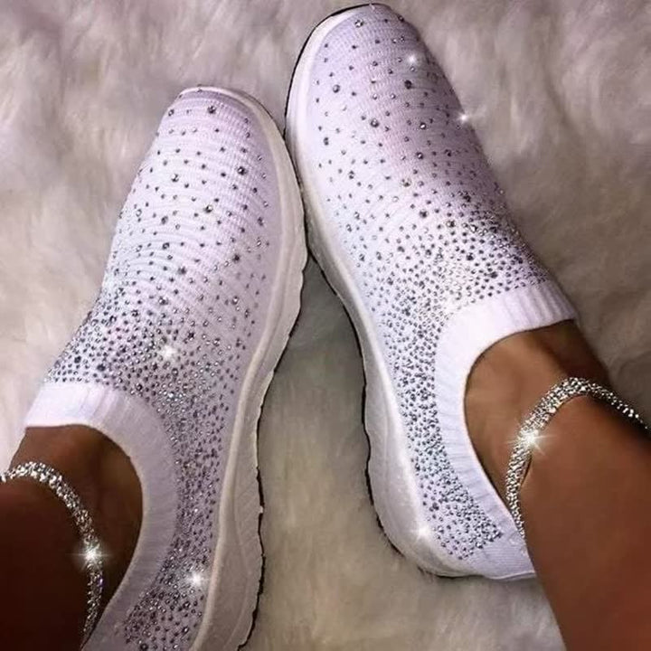 Close-up van ademende FreshSneaks™ dames sneakers met lichtgewicht stof en trendy vetersluiting.