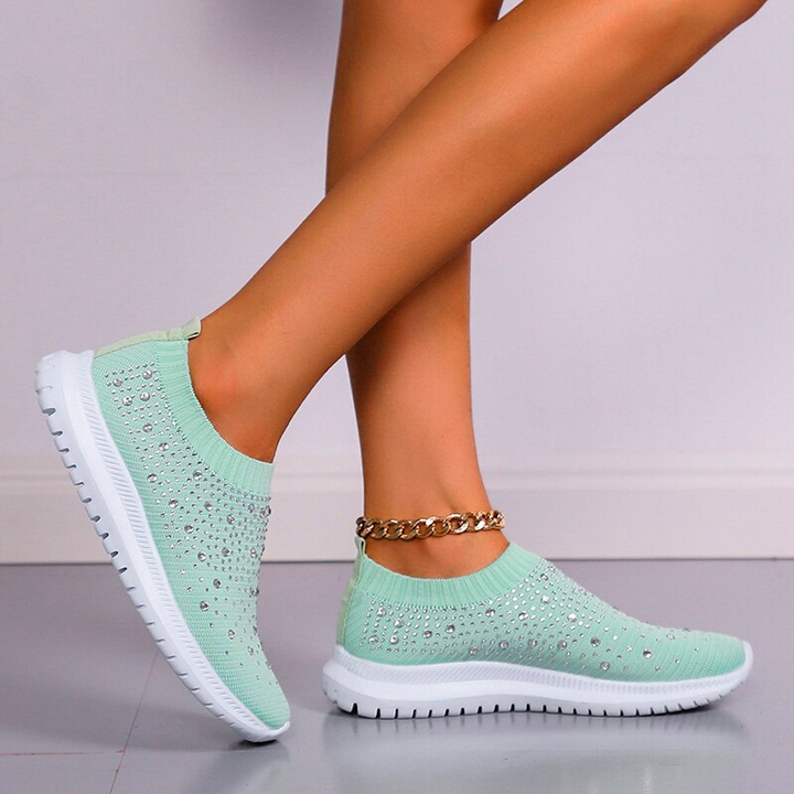 Comfortabele FreshSneaks™ damesschoenen, gedragen door een vrouw, ideaal voor een actieve levensstijl.