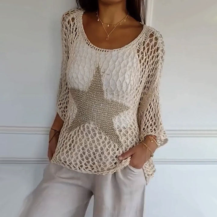 Fijne gehaakte damesblouse met luchtig netpatroon, ronde hals en casual uitstraling voor de zomer.