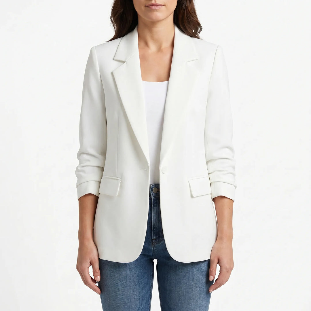 Blauwe getailleerde dames blazer met enkele knoop. Comfortabele en chique kantoor kleding.
