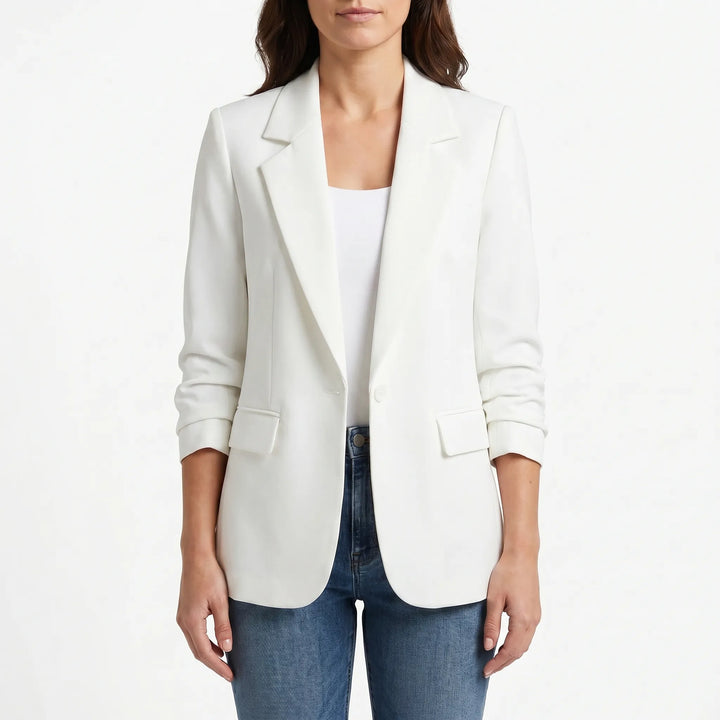 Blauwe getailleerde dames blazer met enkele knoop. Comfortabele en chique kantoor kleding.