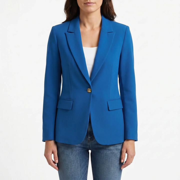 Detail van de enkele knoop en revers van de elegante getailleerde dames blazer.