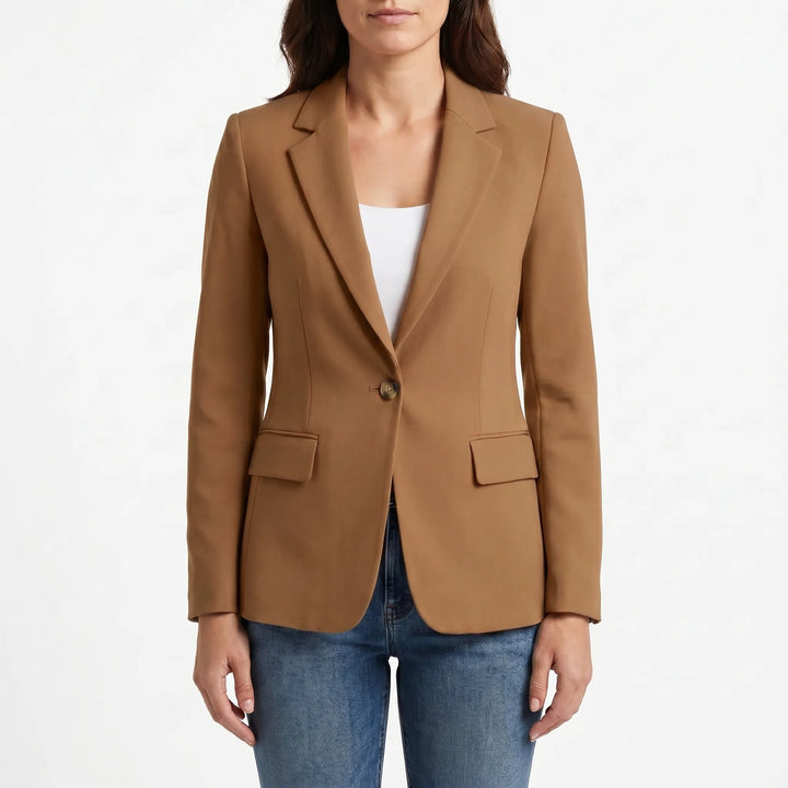 Dames blazer in smart-casual outfit. Getailleerd model met enkele knoop voor een veelzijdige look.