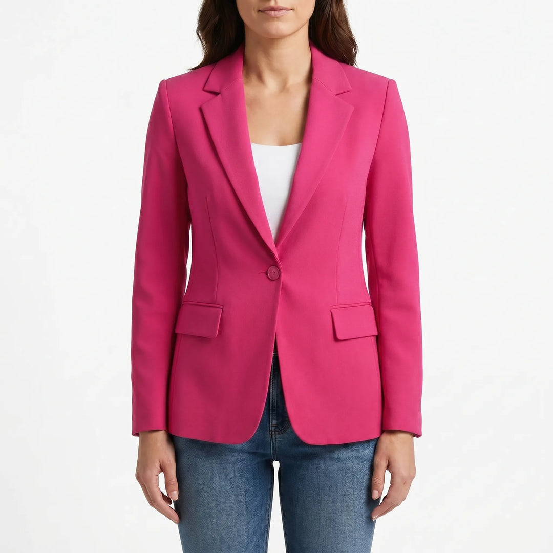 Beige getailleerde dames blazer met enkele knoop. Klassieke en elegante keuze voor damesmode.