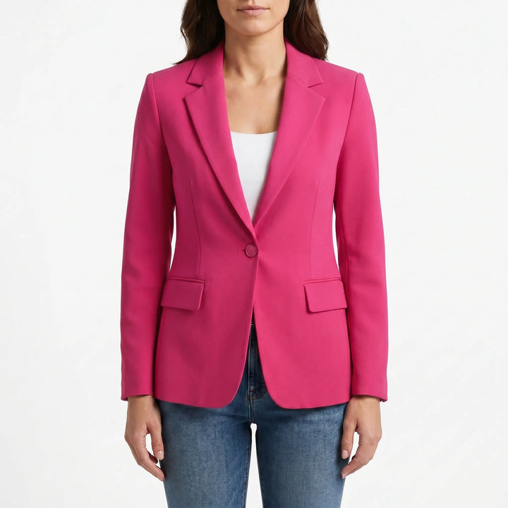 Beige getailleerde dames blazer met enkele knoop. Klassieke en elegante keuze voor damesmode.