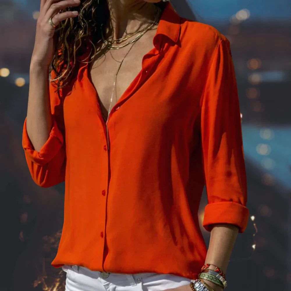 Getailleerde damesblouse met klassieke knoopsluiting, een formele top voor een professionele uitstraling.