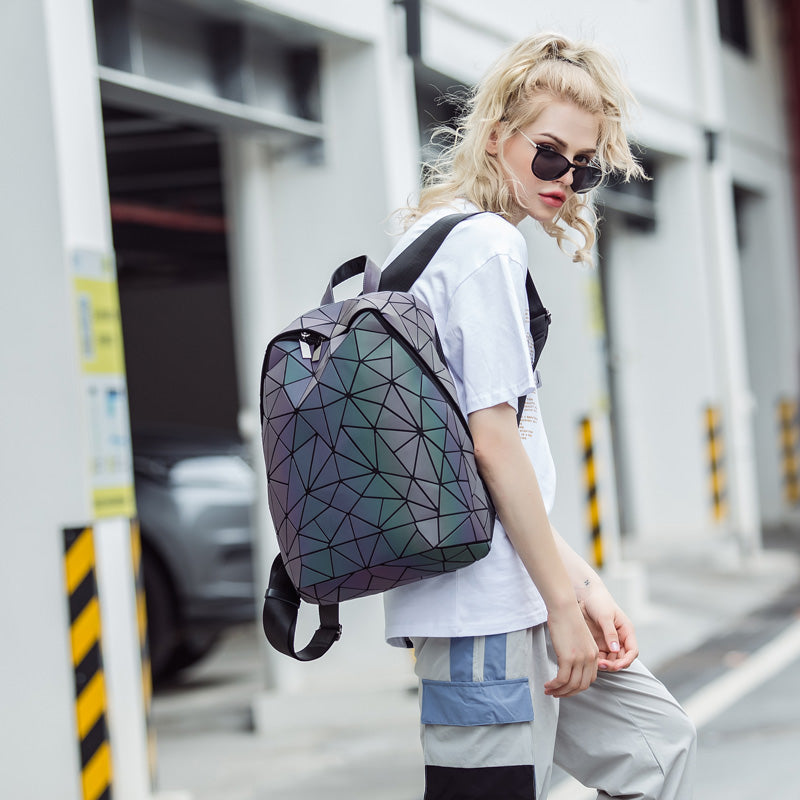 Dames Gina glow in the dark rugzak met uniek geometrisch patroon. Lichtgevende, trendy reflecterende tas.