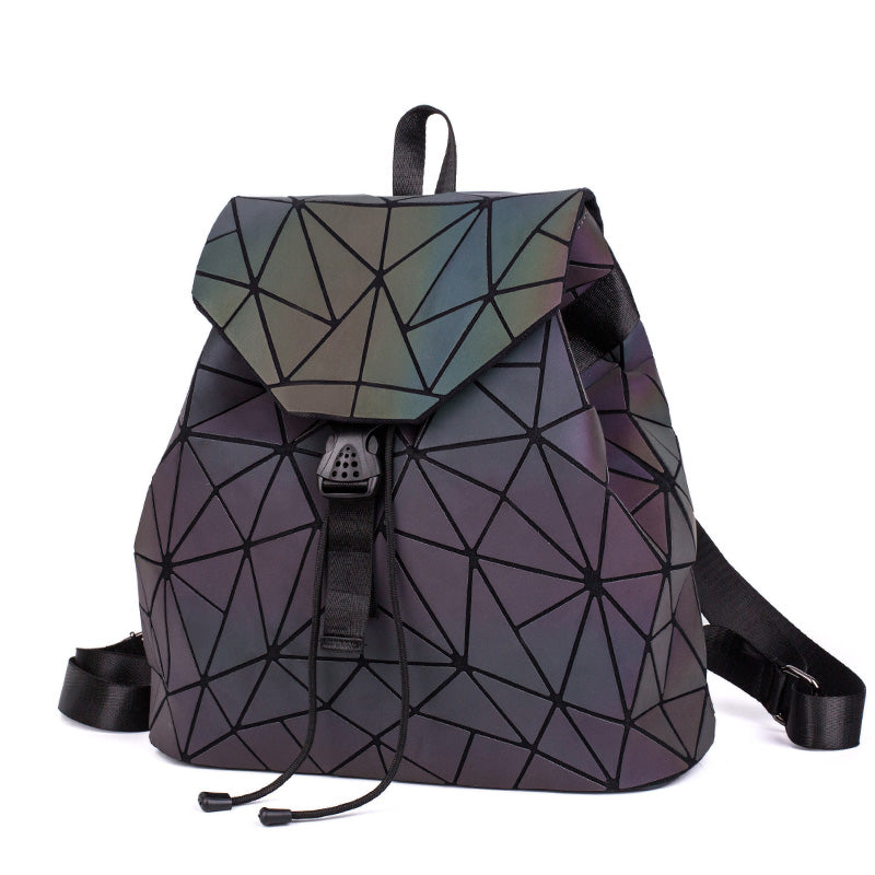 Reflecterende dames rugzak met geometrisch patroon. De Gina glow in the dark tas is lichtgevend en uniek.
