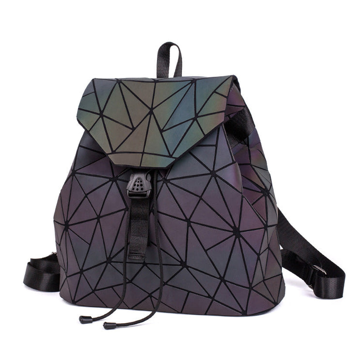 Reflecterende dames rugzak met geometrisch patroon. De Gina glow in the dark tas is lichtgevend en uniek.