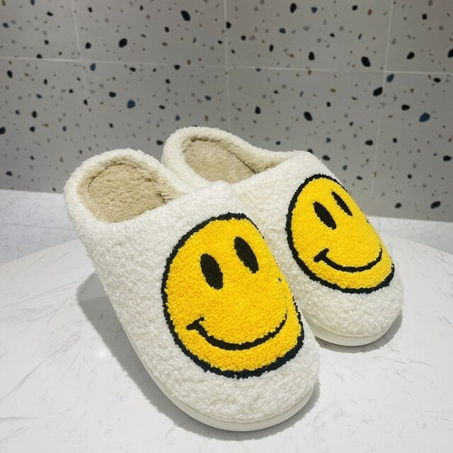 Gezellige Smiley Face™ slippers voor dames, geel met vrolijke glimlach. Extra warm en comfortabel met antislipzool.