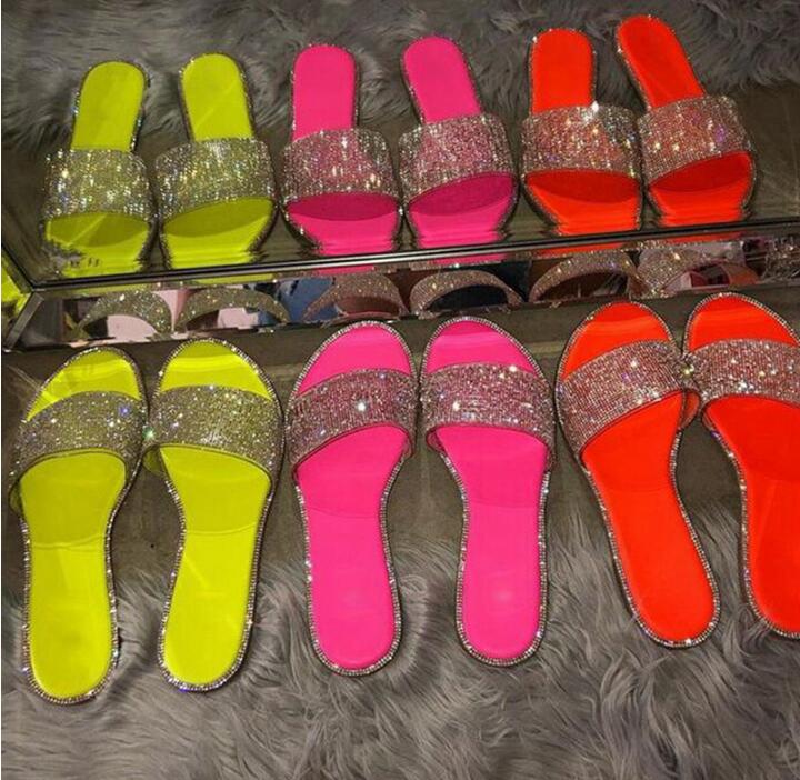 Dames glitter slippers met sprankelende steentjes, perfect voor zomerse dagen en feesten.