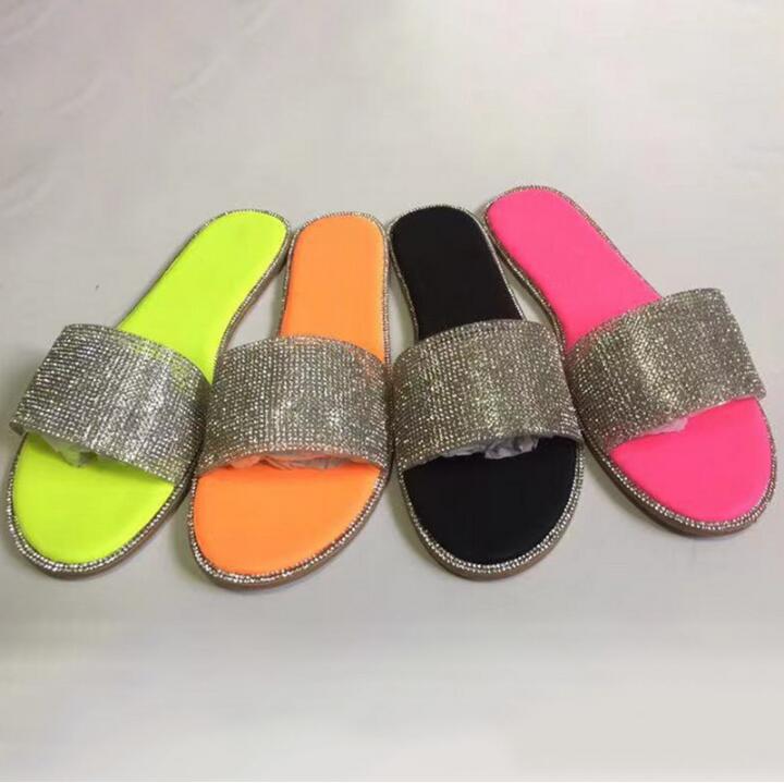 Originele GlitterSlippers™ voor dames met sprankelende steentjes, stijlvolle en comfortabele voetmode.