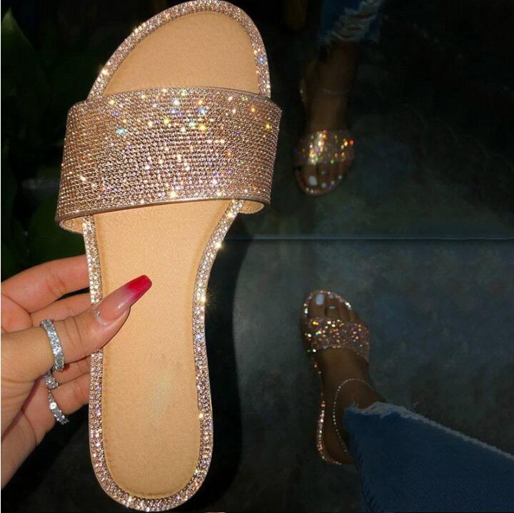 Glanzende dames glitter slippers met sprankelende steentjes voor een comfortabele en elegante look.