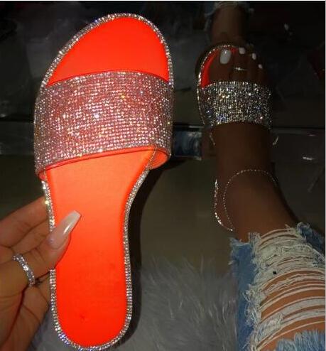 Damesvoetmode: schitterende glitter slippers met fijne sprankelende steentjes, comfortabel en modieus.