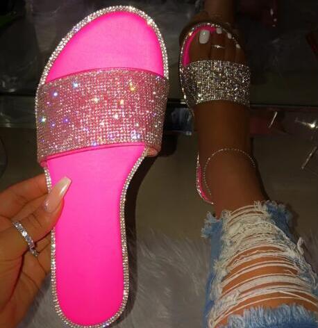 Feestelijke dames slippers met glanzende glitter en sprankelende steentjes, stijlvol en comfortabel.