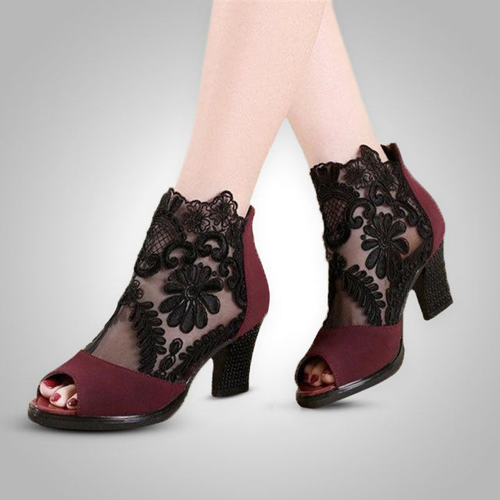 Dames hakken met elegant bloemendetail, ideaal voor feestelijke gelegenheden en zomeravonden.