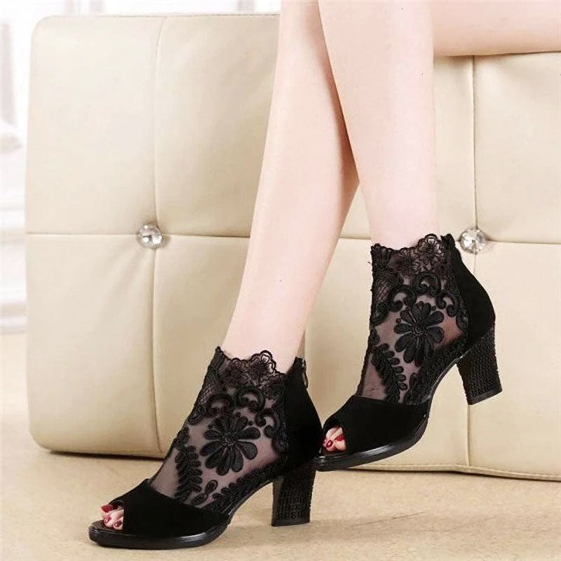 Stijlvolle damespumps met uniek 3D bloemdetail, perfect voor een elegante zomerlook.