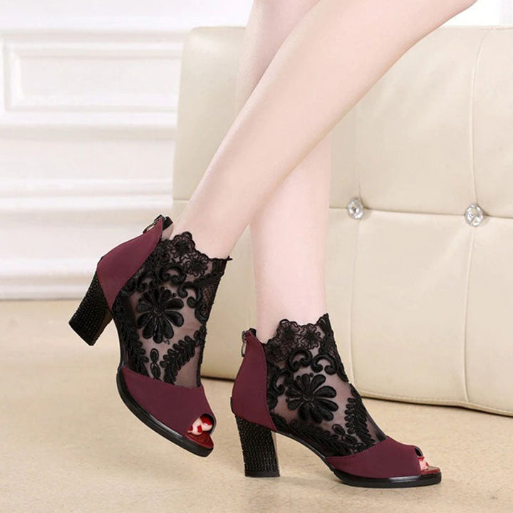 Dames hakken met bloemendetail gedragen, elegant en comfortabel, perfect voor feestjes en zomer.
