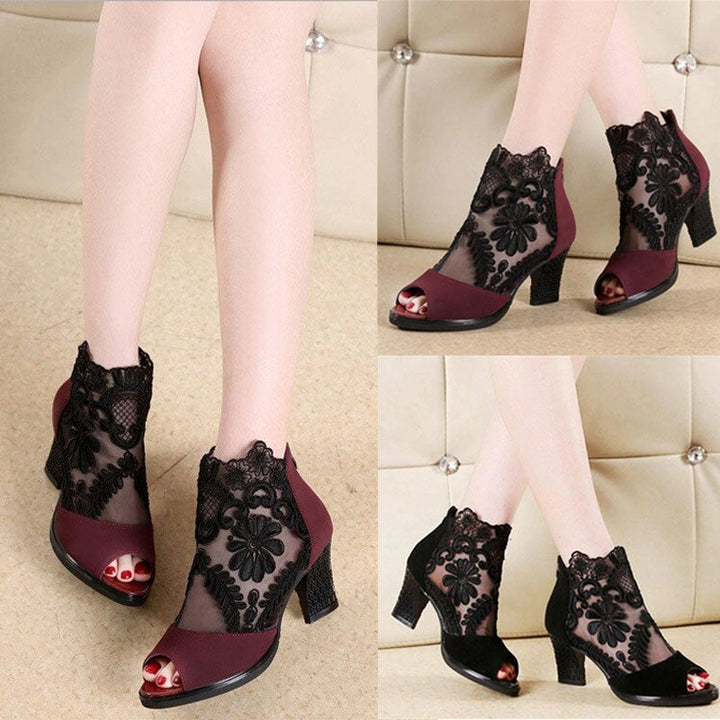Stijlvolle Flower Heels™ met medium hak en bloemdetail, geschikt voor dames die elegantie zoeken.
