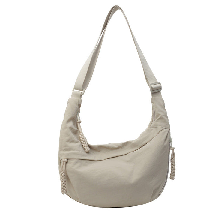 Veelzijdige halvemaan crossbody tas, ruim en handig. Essentiële accessoire voor de moderne vrouw.
