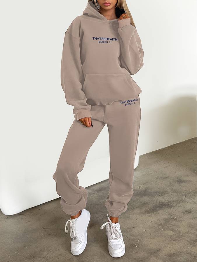Model draagt comfortabele Harper dames sweatpak set; stijlvolle hoodie en joggingbroek van warm polyester.